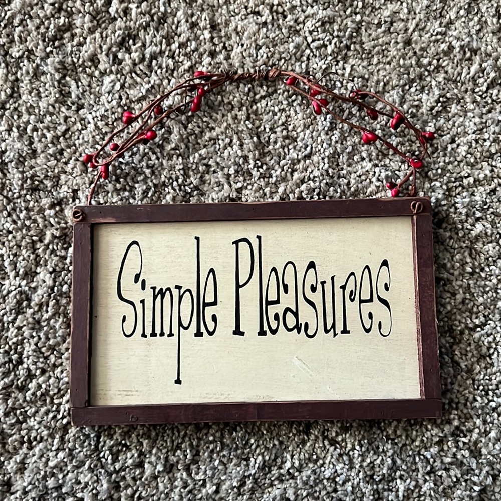 Simple Pleasures Wold Berry Cranberry Hanging Sign